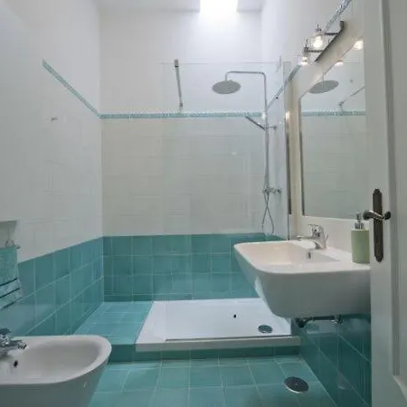 Sleeps 5 *